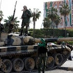 L’opposition bénéficie de plus de soutien et Kadhafi compte sur les tribus,La Libye s’enfonce dans la guerre civile