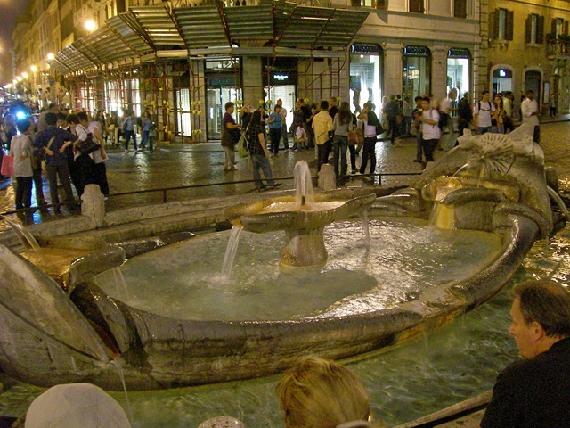 [Fountain at the bottom of Spanish Steps[3].jpg]