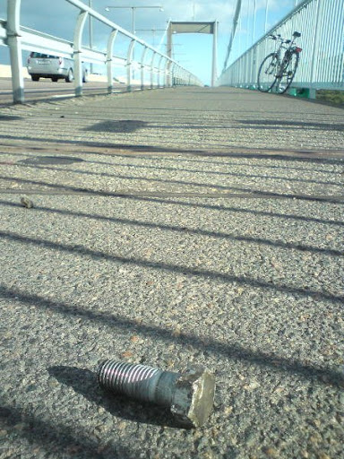 Den här avslitna M28 bulten skulle jag inte vilja bli träffad av om den flög loss från något stort fordon.