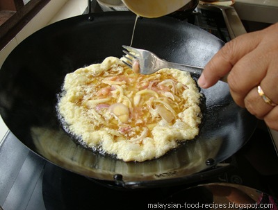 Minced Meat Egg Omelette, Pour ingredients into heated oil