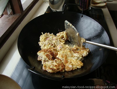 Minced Meat Egg Omelette, Turn to cook the other side