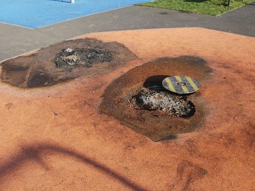[Roundabout burnt out[4].jpg]