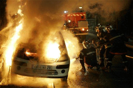 [paris-car-burning[4].gif]