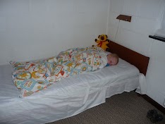 Den lille dreng sover i en stor seng - Se flere billeder på www.romme.nu