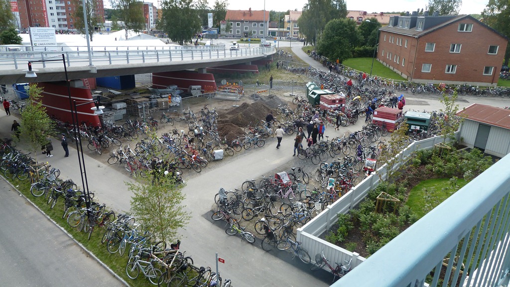 [2010-08-29 Umea Train Station Opening 001[5].jpg]