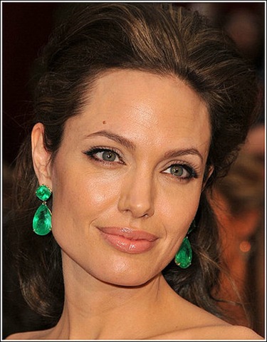 [Lorraine Schwartz emerald earrings _Angelina_Jolie_Oscars_2009_xxlarge[4].jpg]