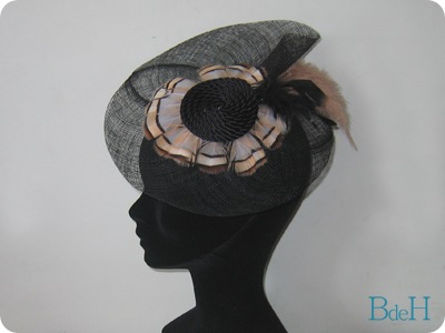 TO285_Tocado ala negra_pluma beige1 TO285_Tocado ala negra_pluma beige1