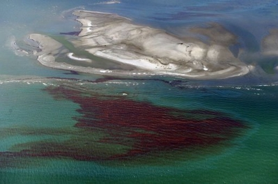 An oil slick on the outside edge of the protective barrier formed by the Chandeleur Islands, as cleanup operations continue for the BP Deepwater Horizon platform disaster off Louisiana, 8 May 20120. Some 270 vessels manned by the US Coast Guard and local fishermen have laid out more than 829,000 of feet of boom and more than 1.9 million gallons of an oil-water mix have been recovered. Photo: Mark Ralston / AFP