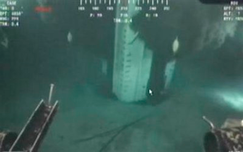 Technicians lower the 100-ton containment dome to the sea bed on May 7, 2010 as part of an effort to contain the spill from the Deepwater Horizon well in this video image released to Reuters on May 13, 2010. REUTERS / Deepwater Horizon Incident Joint Information Center / Handout