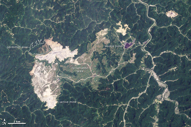 Growth of Mountaintop Mine, West Virginia, 1984-2009. NASA image by Robert Simmon, based on Landsat 5 data from the USGS Global Visualization Viewer. 