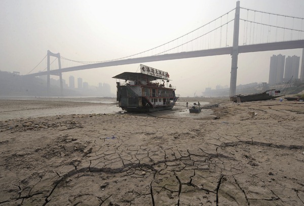 A floating restaurant is stranded in a branch of the Yangtze River in Chongqing Municipality, March 21, 2010. A severe drought across a large swathe of southwest China is now affecting more than 50 million people, and forecasters see no signs of it abating in the short term, state media said on Friday. REUTERS / Stringer via Russell Boyce