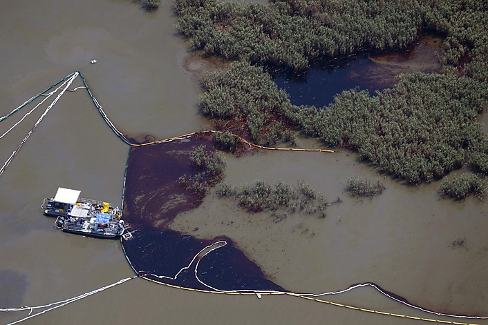 Oil reaches the marshlands on the northeast pass of the Mississippi Delta, 23 May 2010. Daniel Beltra / Greenpeace via Reuters