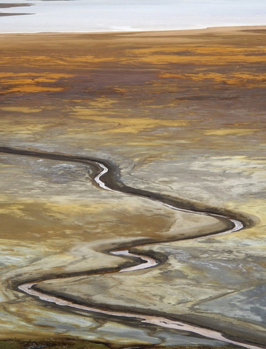 A view of Milluni water reservoir in the Bolivian highlands, some 30 km (18.6 miles) from La Paz November 7, 2009. The "El Nino" weather phenomenon has brought on a severe drought in Bolivia, putting precarious water supplies to some of the country's major cities further at risk. Reservoirs across the country are at an alarming low levels and many Bolivians are complaining that they do not have access to water. Picture taken in November 7, 2009. Reuters