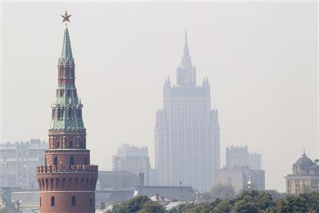 A tower of the Moscow Kremlin (in the foreground) is seen through heavy smog, caused by peat fires in out-of-city forests, July 26, 2010. REUTERS / Sergei Karpukhin