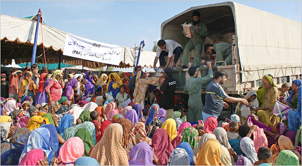 Flood victims struggled to get food at a distribution point set up by the Pakistani air force in Sukkur, in Sindh Province. Nadeem Khawer / European Pressphoto Agency