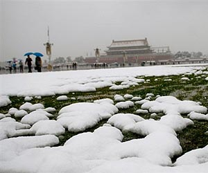Snow in Tiananmen Square, Beijing, November 2009. AFP