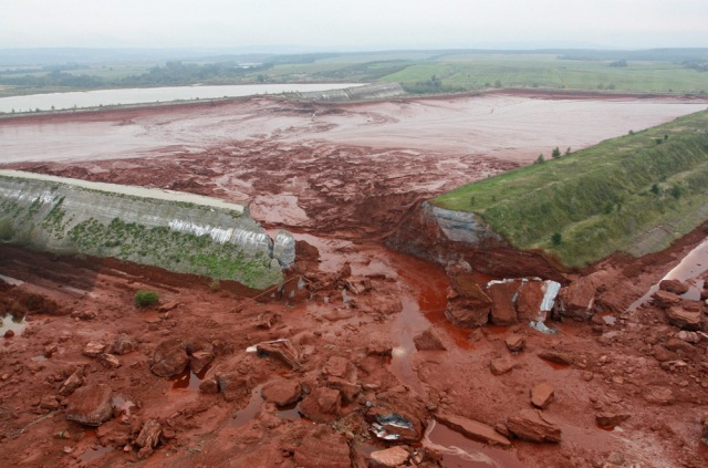 Breached toxic waste reservoir of Hungary alumina plant. environmentalarmageddon.wordpress.com
