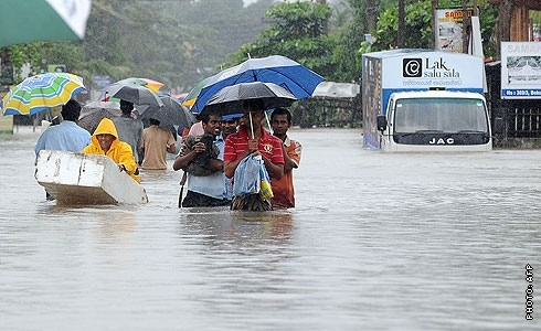Displaced people flee Sri Lanka floods, 14 Jan 2011. AFP / freakyweather.com