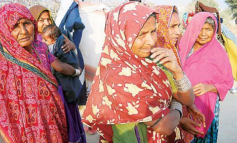 Pakistani women and children are among the internally displaced people following the 2010 floods, 27 February 2011. thenews.com.pk
