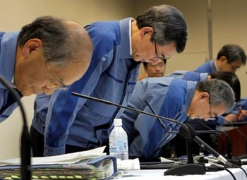 Tokyo Electric Power Co. (TEPCO) President Masataka Shimizu, center, TEPCO executive Toshio Nishizawa, right, and Vice President Masaru Takei bow during a news conference on its fiscal 2010 earning at the company's head office in Tokyo Friday, May 20, 2011. Shimizu said Friday he was stepping down in disgrace after reporting the biggest losses in company history. AP Photo / Itsuo Inouye