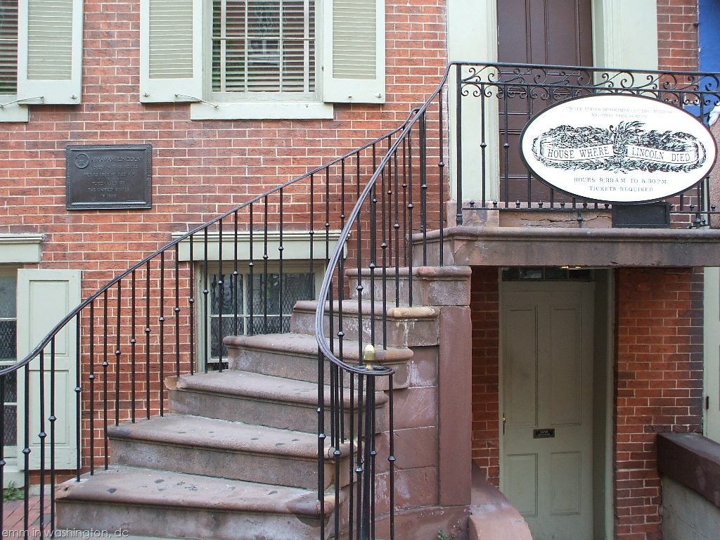 [Petersen House where Abraham Lincoln died (2)[2].jpg]