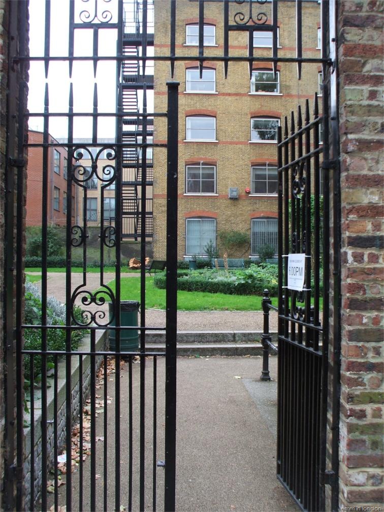 [St Georges Churchyard Gardens - Marshalsea Prison 3[3].jpg]