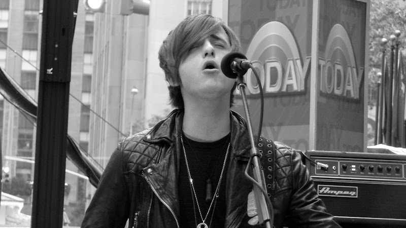 Jared Followill sings on Use Somebody