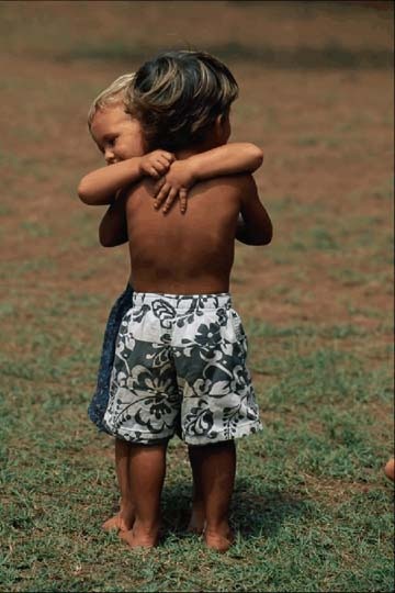 [crianças se abraçando copy[3].jpg]