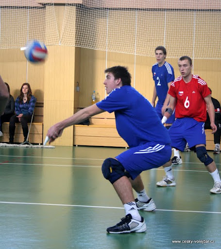 Správná poloha při bagru v podání mladého hadráka ze současné juniorské reprezentace