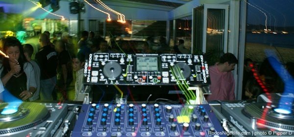 [dancefloor[3].jpg]