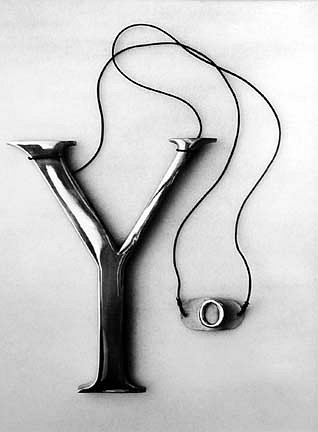 black and white pictures of people in love. Creative photos by Chema Madoz