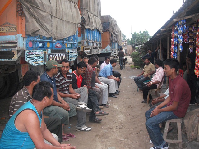 [truckers wait during the bandh[2].jpg]