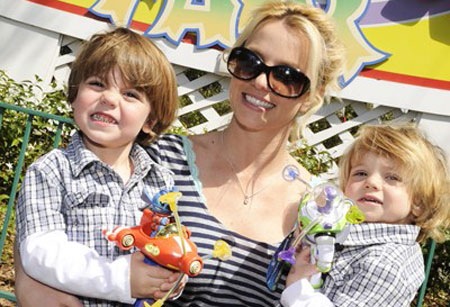 [britney-spears-con-sus-hijos-pic47-blogbritneyspears[3].jpg]