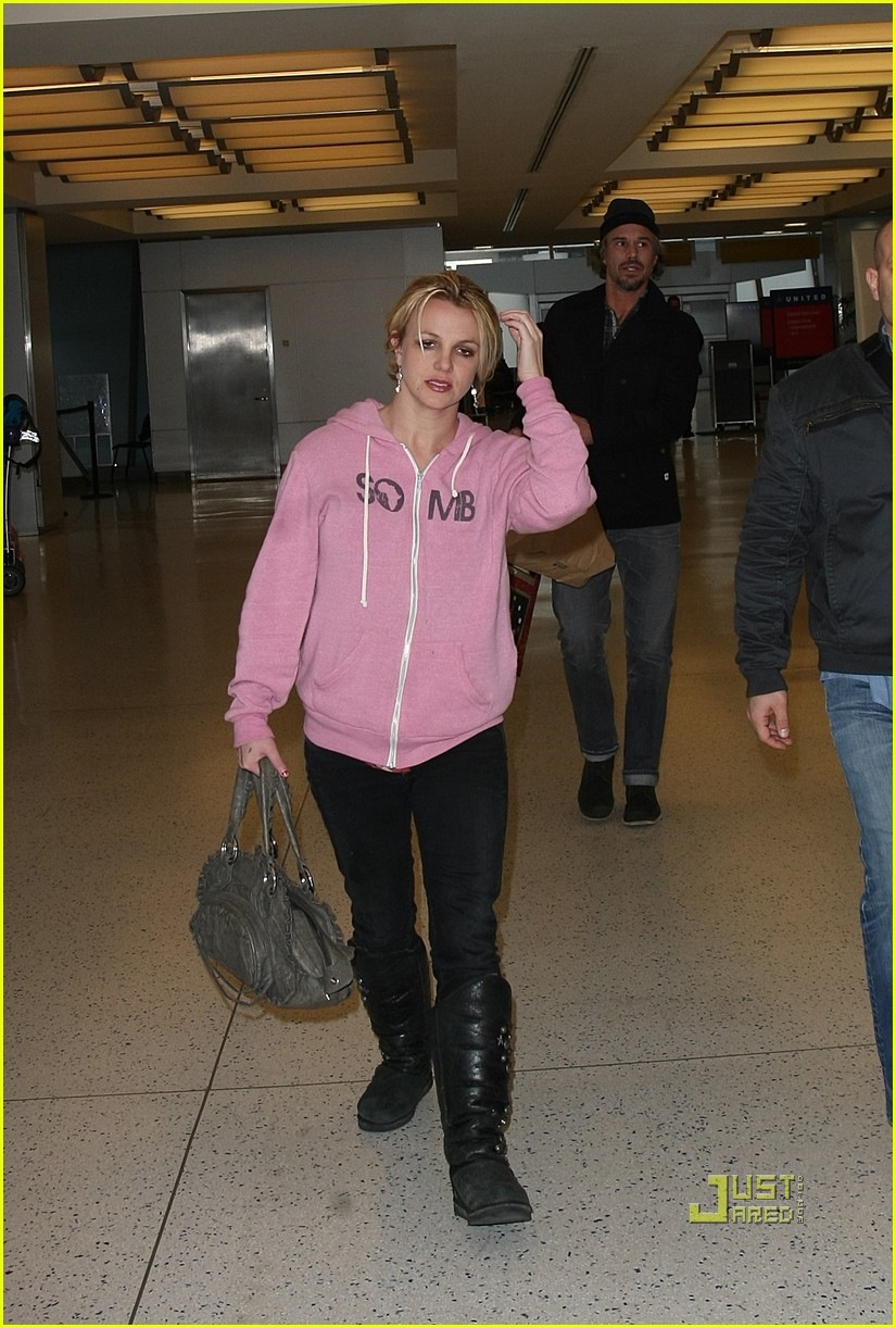 [britney-spears-pink-sweatshirt-jfk-jason-trawick-03[8].jpg]