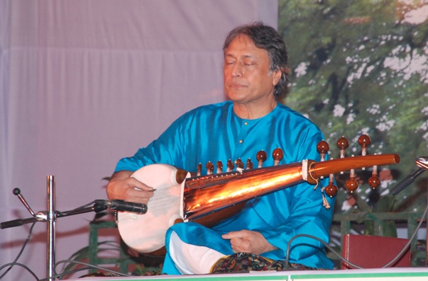 [Ustad Amjad Ali Khan during Music in the park 20082[3].jpg]