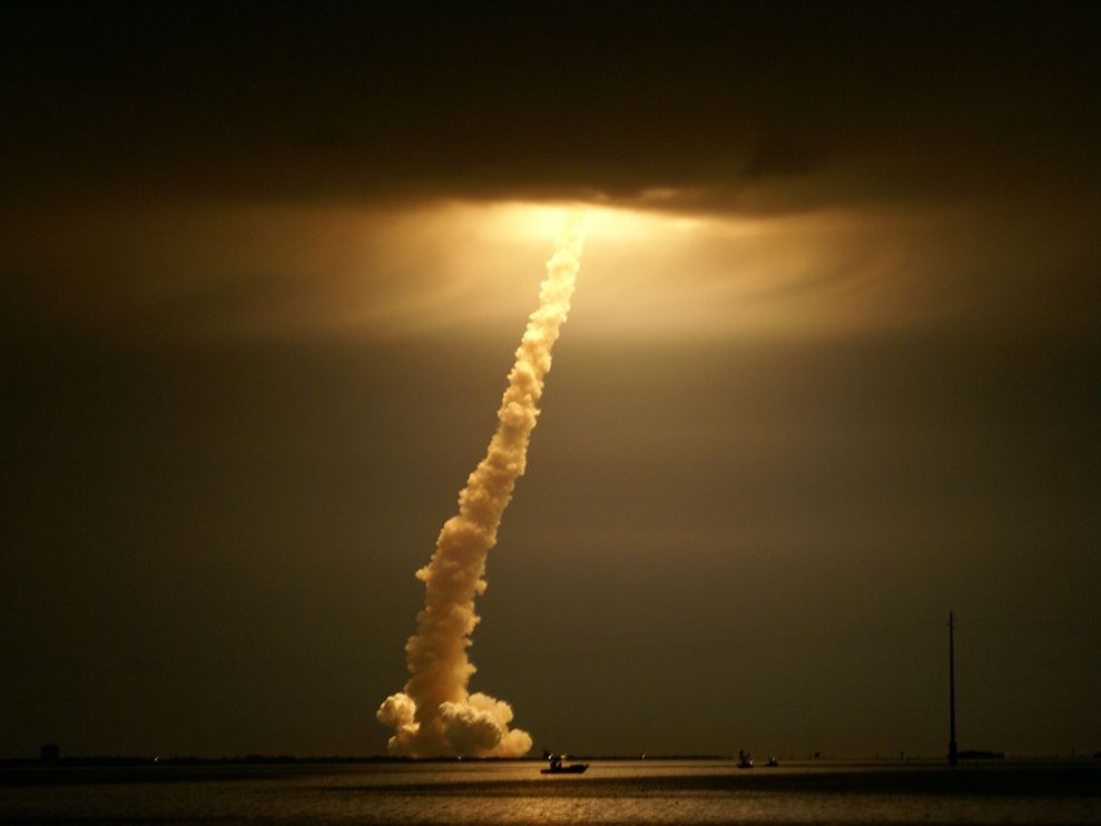 [cape-canaveral-shuttle-launch_23920_990x742[4].jpg]
