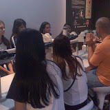 Aula coletiva ao microscópio.
