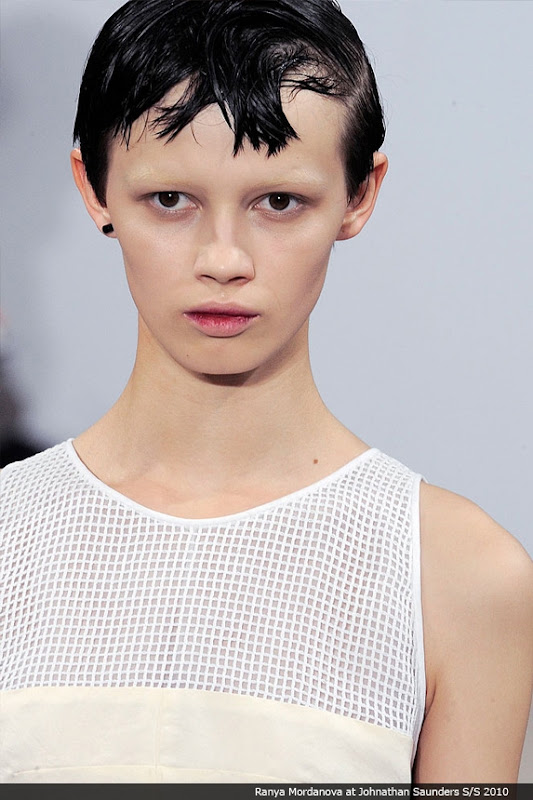 No eyebrows / eyebrowless look: picture inspiration