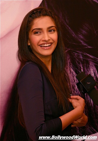 [Sonam-Kapoor-at-a-Breast-Cancer-Campaign-001[3].jpg]