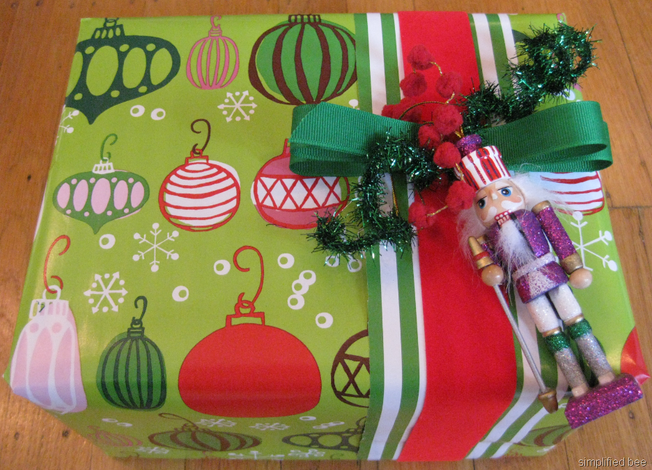 [gift wrap how to with ornament[7].png]
