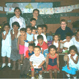 Some of the children in the Germán Pomares Pre-School in Villa España along with (from right to left) Veronica Ríos, Sister María-José López, Sister Lilliam, and Grethel del Carmen Campos Cabrera.