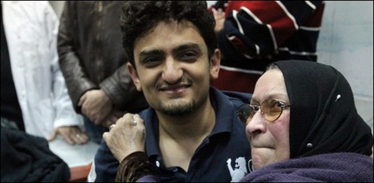 والدة خالد سعيد مع وائل غنيم  " هذه الصورة التي أبكتني ! " 