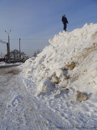 Киев, огромный снежный сугроб.