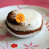 Tarte infiniment vanille.

Rien à dire, cest bon, dans la tradition des tartes de Hermé : une pâte sucrée, un biscuit sans farine, ici imbibé de sirop vanillé, une crème au mascarpone, et un glaçage.