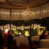 La salle de restauration, vue de lautre côté. Elle donne sur la terrasse à lextérieur. Il semble possible dy prendre son repas lorsque la météo sy prête.