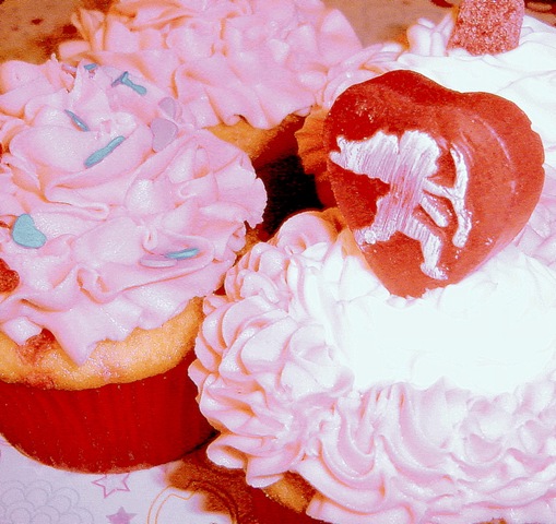 [Vday cupcakes & beignettes 002[5].jpg]