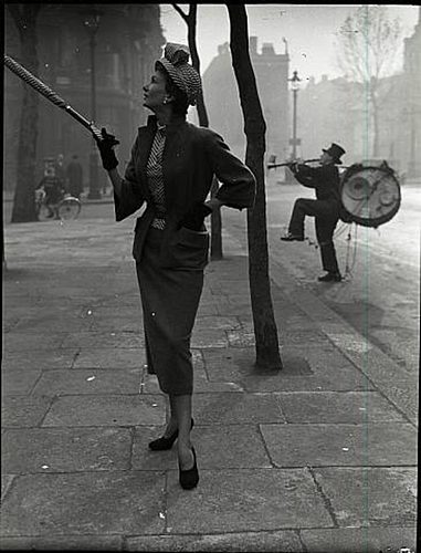 Norman Parkinson - One Man Band, Barbara Goalen, 1949.jpg