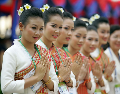 Các cô gái Lào đứng chào khách tại lễ thượng cờ SEA Games 25 với trang phục truyền thống làm “đắm say” khách phương xa