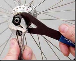 tightening-bicycle-hub
