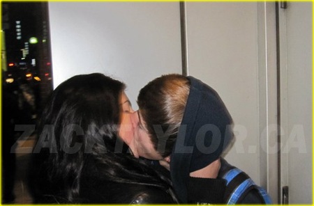 [Exclusive-photos-Justin-Beiber-kiss-the-girl[6].jpg]